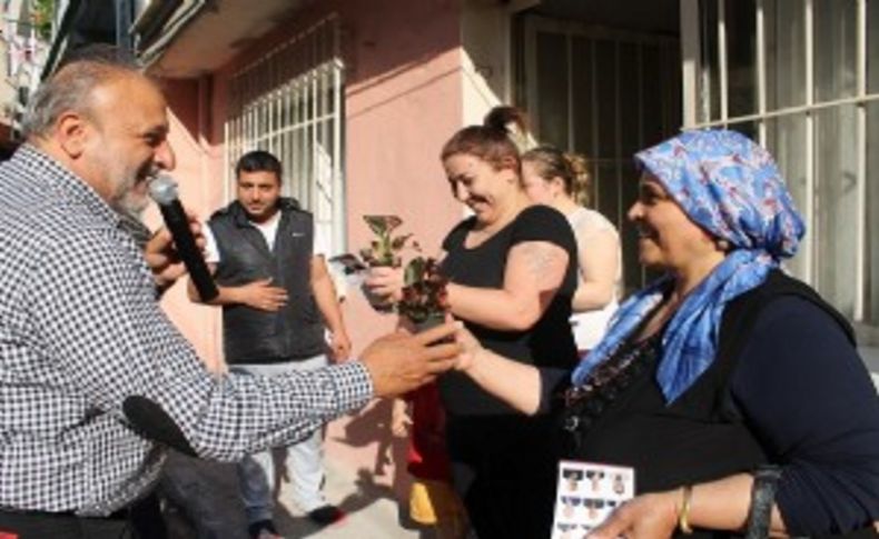 MHP'li Vural, 'Umut Çiçekleri' için sokaklarda